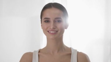Güzellik bakımı. Sağlıklı cilt kadınla yüz dokunmaktan ve gülümseyen