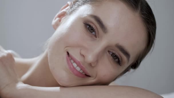 Natürliche Schönheit. schöne Frau mit Make-up lächelnd Nahaufnahme — Stockvideo