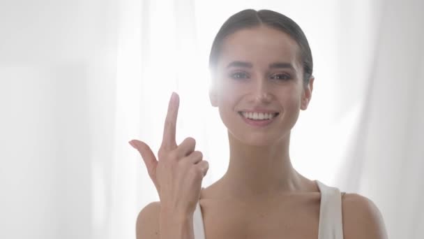 Mulher atraente contando até cinco dedos — Vídeo de Stock