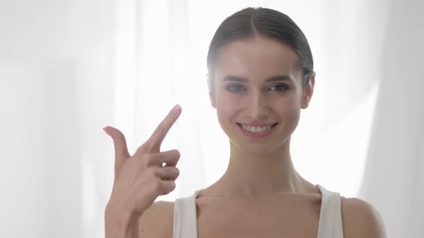 Attrayant femme compter jusqu'à cinq sur les doigts — Video