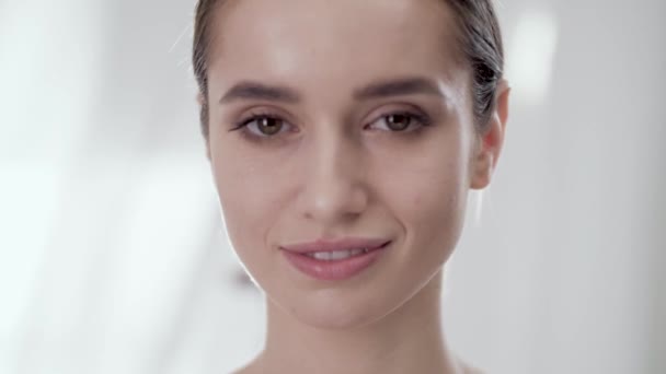 Frauen müssen sich um sie kümmern. lächelnde Frau berührt Haut im Gesicht — Stockvideo