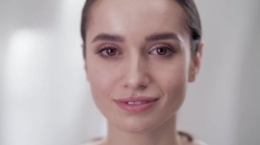 Kadının yüz bakımı. Kadın dokunmadan cilt yüz üzerinde gülümseyen 