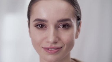 Kadının yüz bakımı. Kadın dokunmadan cilt yüz üzerinde gülümseyen 