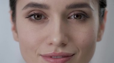 Yüz bakımı. Çekici kadın deri altında gözler portre dokunmadan