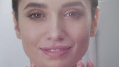 Yüz bakımı. Çekici kadın deri altında gözler portre dokunmadan