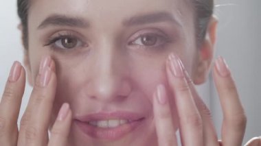 Yüz bakımı. Çekici kadın deri altında gözler portre dokunmadan