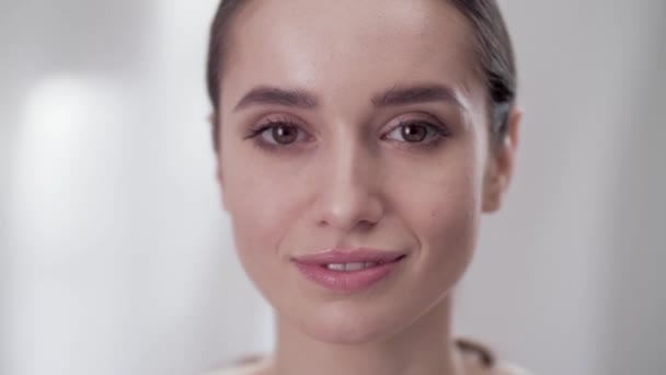 Womans arcápoló. Mosolygó arc megható női bőr — Stock videók