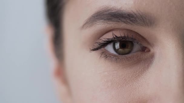 Close-up van oog, vrouw aanraken van de huid onder de ogen — Stockvideo