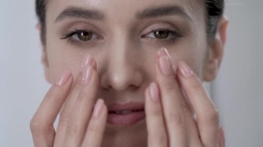 Yüz bakımı. Çekici kadın deri altında gözler portre dokunmadan