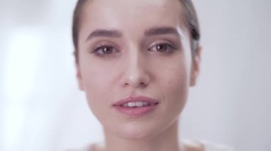 Güzellik yüz portre. Kadın cilt dokunmak ve gülümseyen