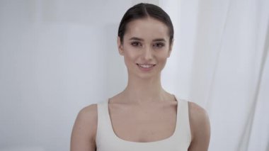 Kadın güzellik. Portre güzel yüz cilt dokunmadan kız gülümseyerek