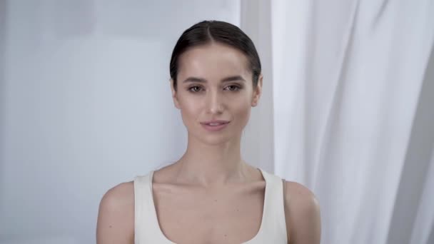 Nő szépség. Portré, szép mosolygó lány megható arcbőrt — Stock videók