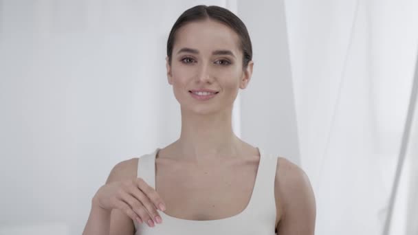 Mujer Belleza. Retrato Hermosa sonrisa chica tocando la piel de la cara — Vídeos de Stock