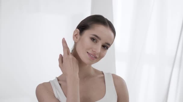 Mujer Belleza. Retrato Hermosa sonrisa chica tocando la piel de la cara — Vídeos de Stock