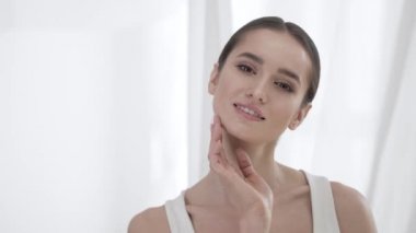 Kadın güzellik. Portre güzel yüz cilt dokunmadan kız gülümseyerek