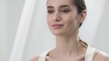 Yüz cilt bakımı. Güzel kadın yüz dokunmadan cilt ve gülümseyen