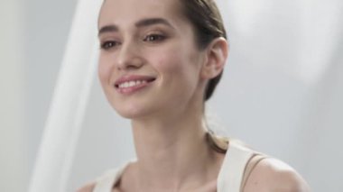 Portre güzel gülümseyen kadın doğal makyaj ile