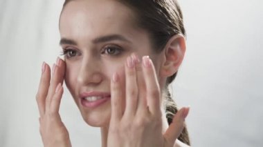 Yüz cilt bakımı. Gözler portre altında deri dokunmadan kadın