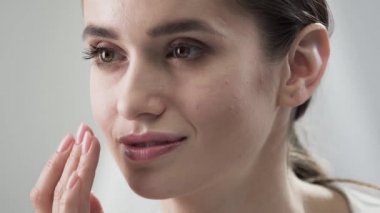 Yüz bakımı. Çekici kadın deri altında gözler portre dokunmadan