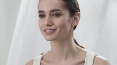 Yüz cilt bakımı. Gözler portre altında deri dokunmadan kadın