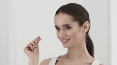 Gülümseyen çekici kadın parmakları ile tıklayarak