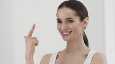 Güzel kadın parmakları üzerinde beşe kadar saymak