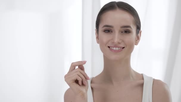 Beauty Skin. Atractiva mujer tocando la cara por los dedos Retrato — Vídeo de stock