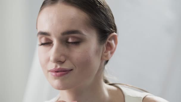 Soins de la peau. Femme touchant la peau sous les yeux Gros plan — Video