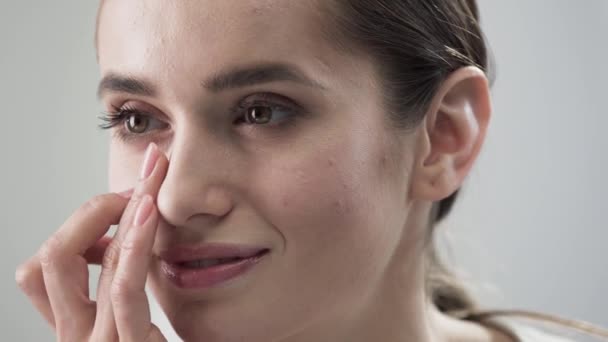 Soins de la peau. Femme touchant la peau sous les yeux Gros plan — Video