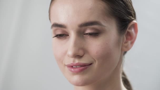 脸部皮肤护理。女性触摸皮肤下的眼睛特写 — 图库视频影像