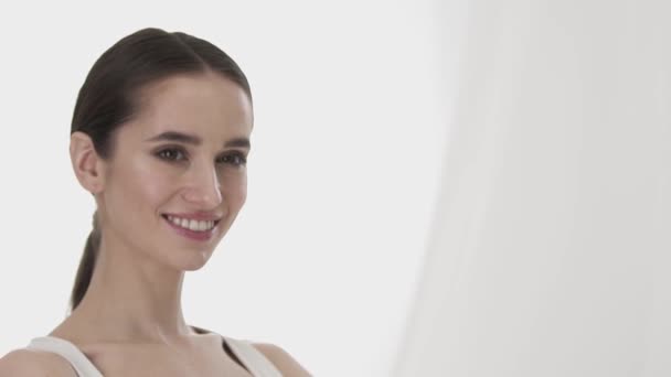 Mooi portret lachende vrouw met natuurlijke make-up — Stockvideo