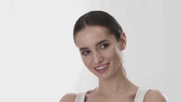 Mooi portret lachende vrouw met natuurlijke make-up — Stockvideo