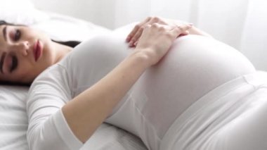 Hamile Kadın Bebek Göbeğine Dokunuyor