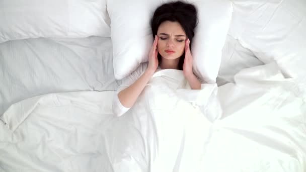 Vrouw wakker met hoofdpijn In Bed — Stockvideo