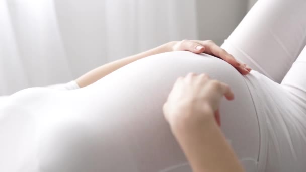 妊娠。怀孕妇女抚摸婴儿腹部特写 — 图库视频影像