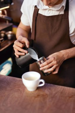 Barista kahve Kupası Cafe hazırlanıyor