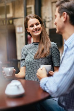 Kahve içen bir çift.