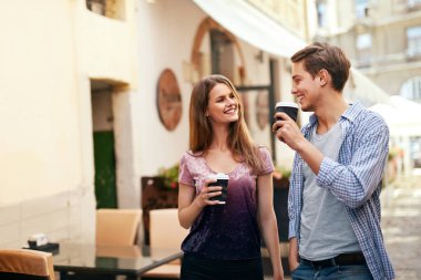 İki kahve içme ve Street yürüyüş.