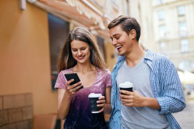 Çift istimal hareket eden telefon ve açık havada kahve içme