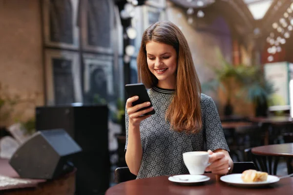 Nő-a mozgatható telefon-ban kávézó — Stock Fotó