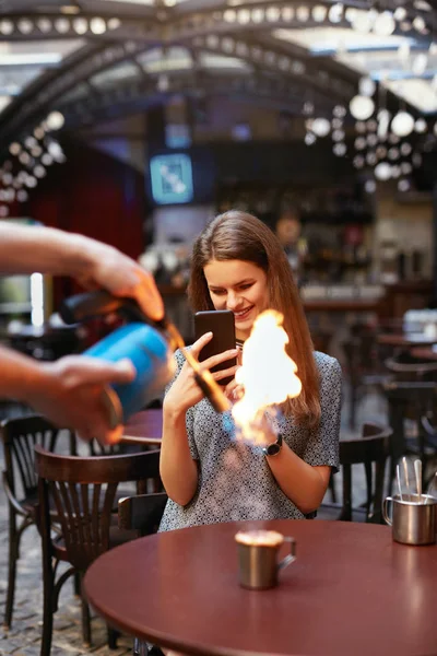 Sirviendo café con llamas de fuego a mujer joven — Foto de Stock