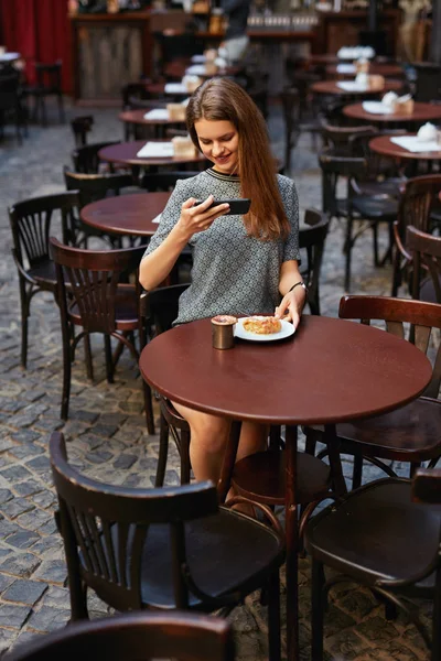 Mujer en Café tomando fotos de comida en el teléfono móvil — Foto de Stock