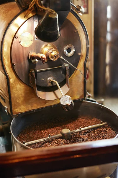 Asar granos de café en la cafetería — Foto de Stock