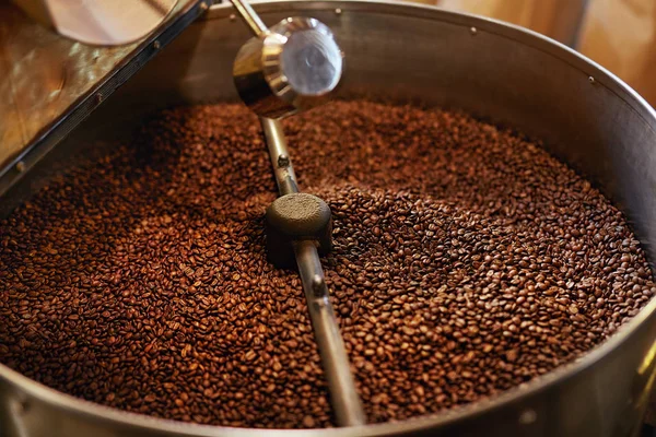 Asar granos de café en la cafetería — Foto de Stock