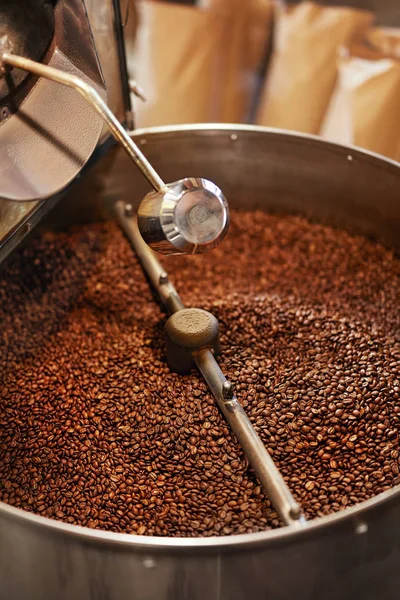 Обсмажування кавових зерен у кав'ярні — стокове фото