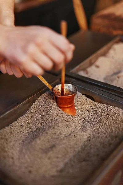 Турецкий кофе готовится на горячем песке — стоковое фото