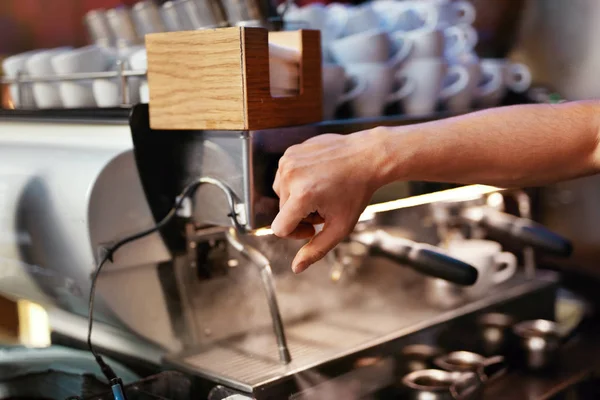 Preparación de la bebida en la máquina de café por Barista en el café — Foto de Stock