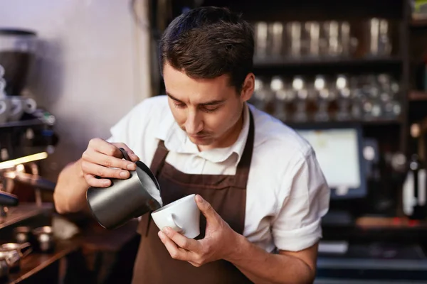 Barista förbereda kaffe i kopp på Cafe — Stockfoto