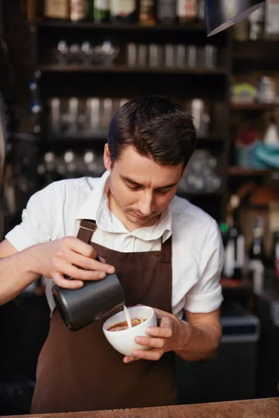 Barista förbereda kaffe i kopp på Cafe — Stockfoto