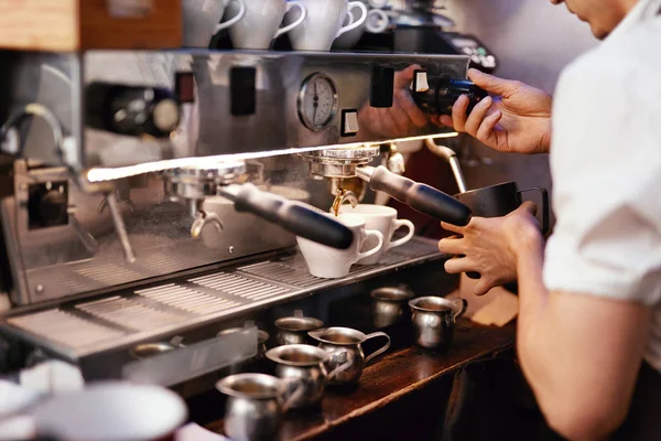 Preparación de la bebida en la máquina de café por Barista en el café — Foto de Stock